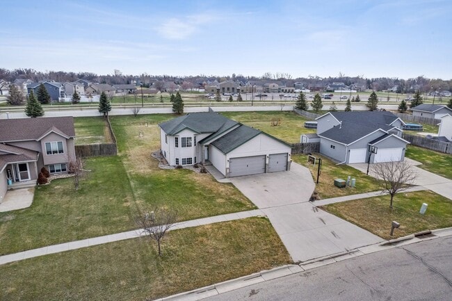 Building Photo - Spacious & Stylish 4-Bedroom Home in West ...