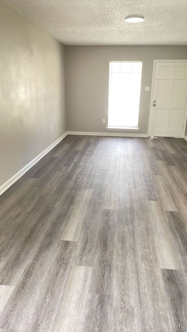 Building Photo - 2BR 1 Bath in Central.