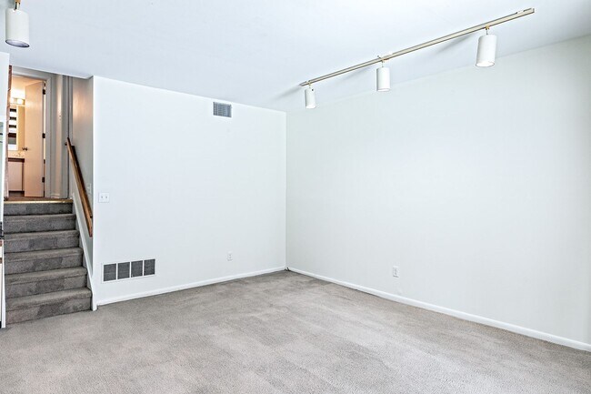 Building Photo - 2 bedroom, 2.5 bath townhome in Pike Creek