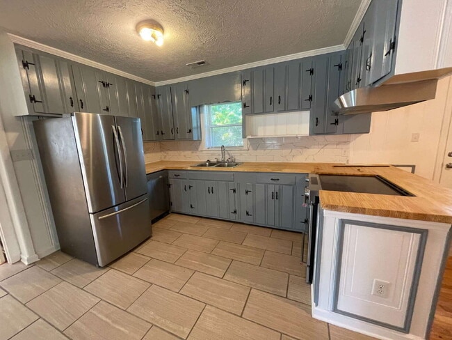 Building Photo - SPACIOUS BRICK RANCH in GOLDSBORO! 4 BR, 2 BA - FENCED-IN YARD *Convenient to SJAFB*
