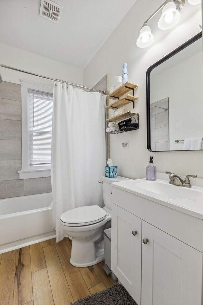 Building Photo - 3863 Byram Ave