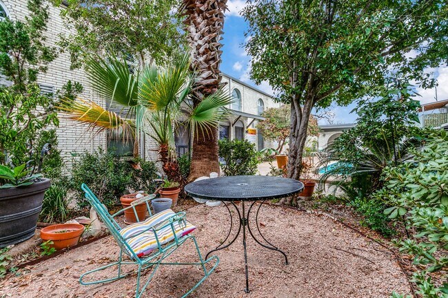 Building Photo - 2-BEDROOM CONDO AT OLMOS PARK TOWNHOMES