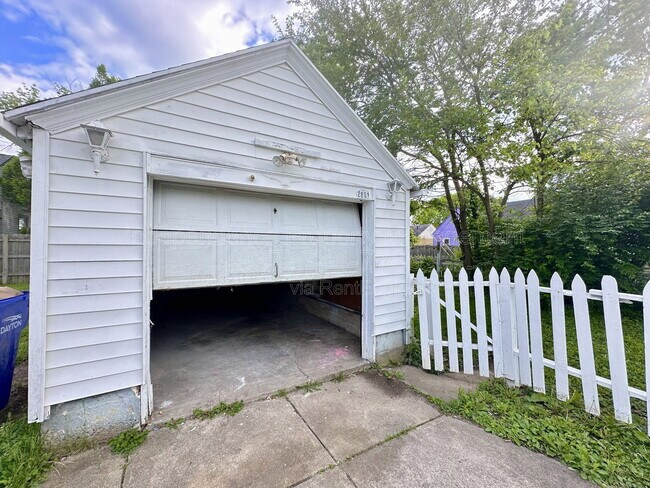 Building Photo - 2801 Kenmore Ave