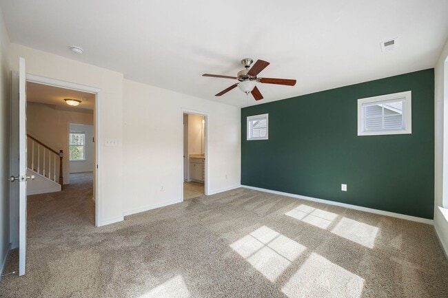 Building Photo - 3 Bedroom Corner Townhome!!! Available Early-Mid April****