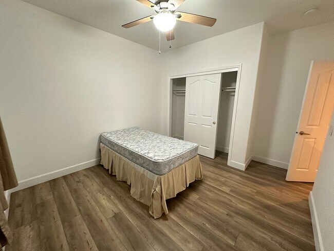 Building Photo - 5701 W Country Ave