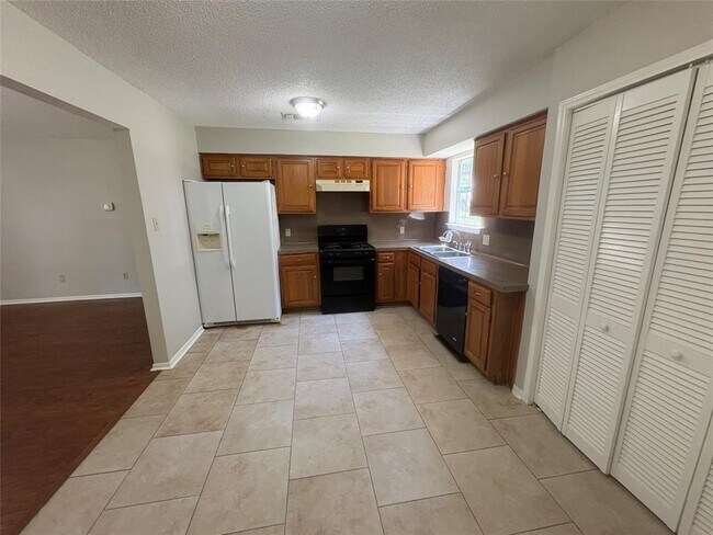 Building Photo - 2304 Silver Spur Dr