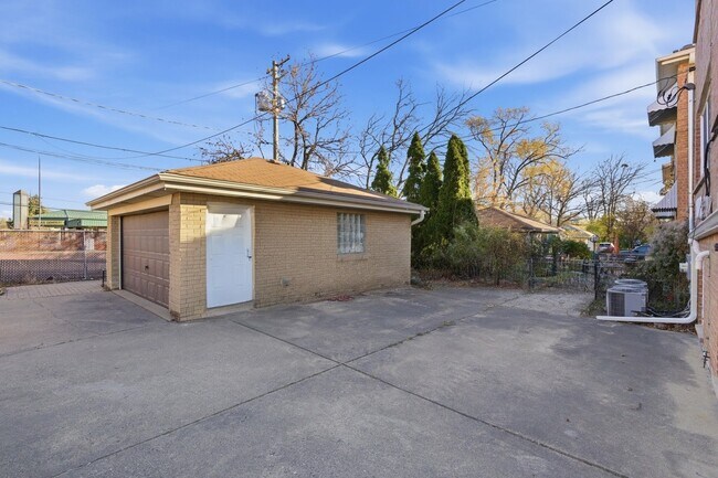 Building Photo - 1215 Balmoral Ave