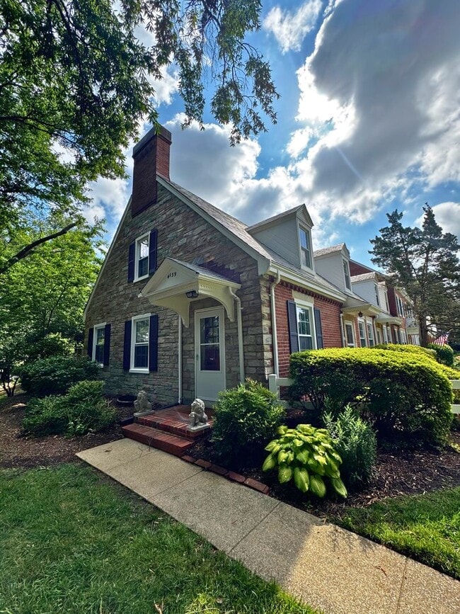 Building Photo - 3 level end unit 1br+den 2ba town house in...