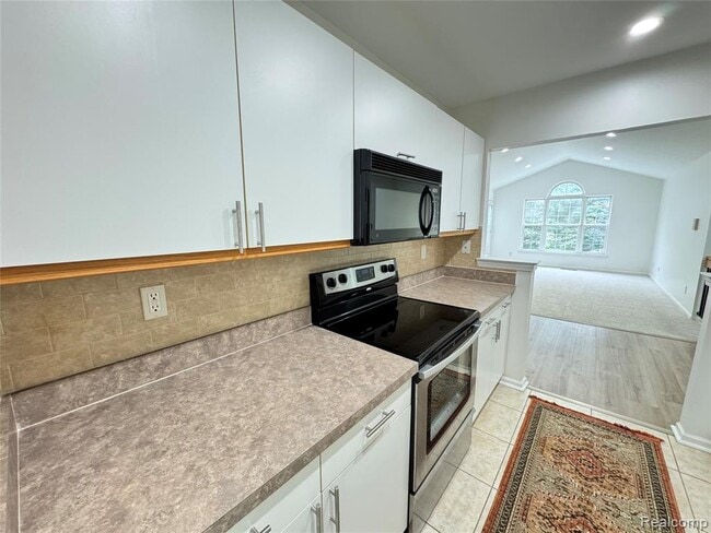 Building Photo - 5472 Pine Aires Dr