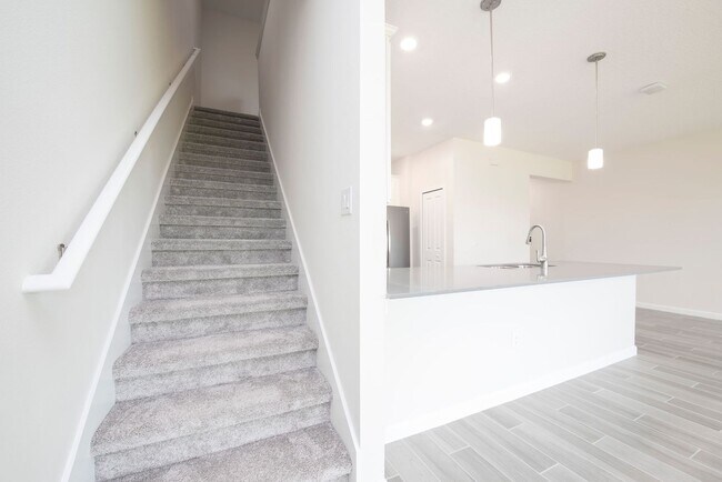 Building Photo - TOWNHOUSE 3 Bedrooms 2.5 Baths