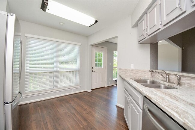 Building Photo - 9400 Doliver Dr