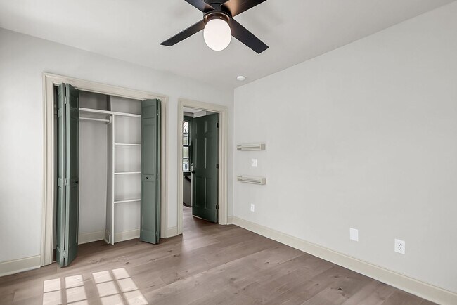 Building Photo - 3 Bedroom 2.5 Bath House in the hip Elliot...