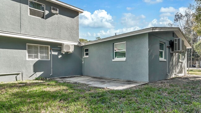 Building Photo - Newly Renovated 3BD/2BTH Apartment.