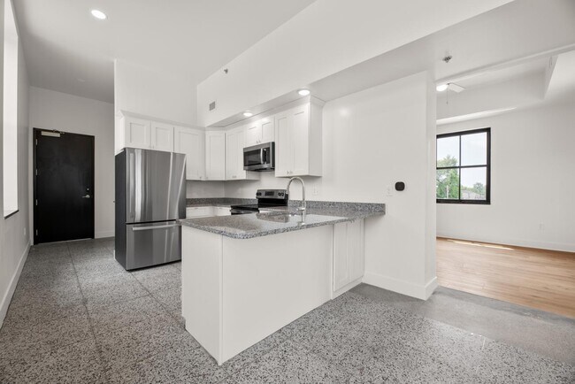 Building Photo - 301 N Mulberry St