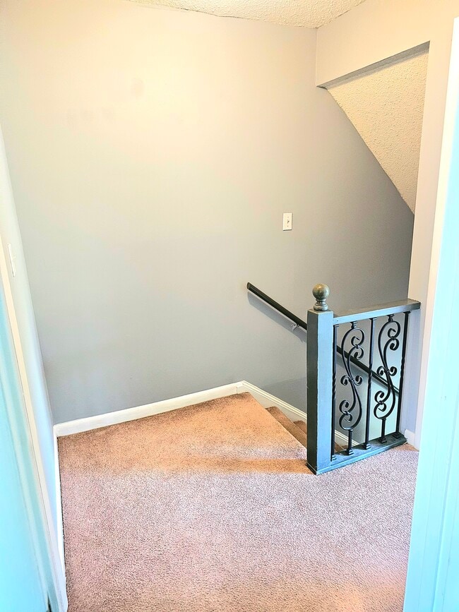 Building Photo - 975 Surry Ln