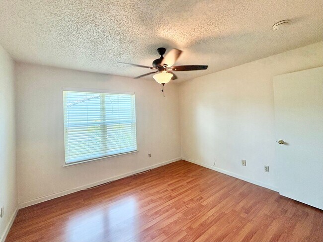 Building Photo - Move-In Ready Condo with Pool, Fireplace i...