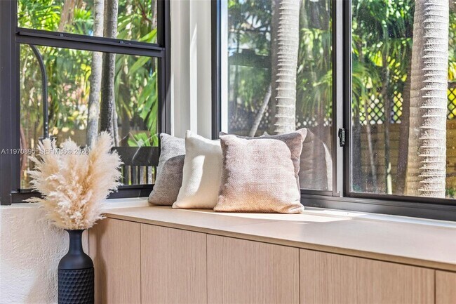 Building Photo - 751 NE 80th St