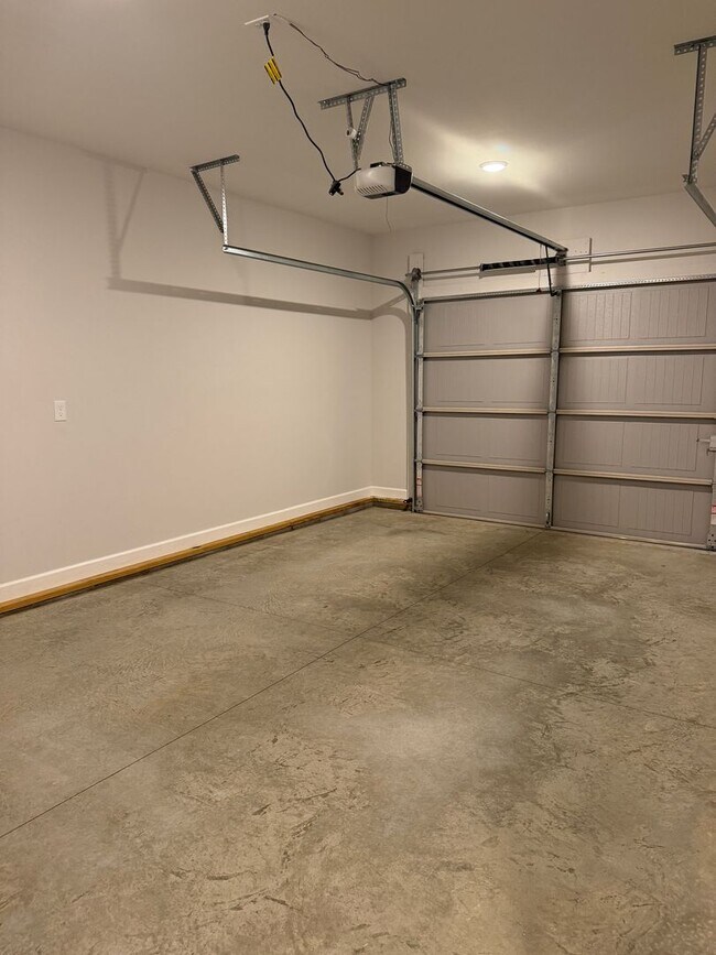 Building Photo - 933/935 Rodeo Court