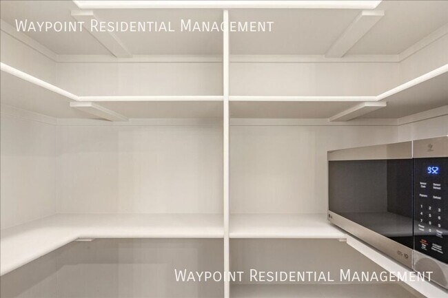 Building Photo - 1704 E Cutgrass Ln