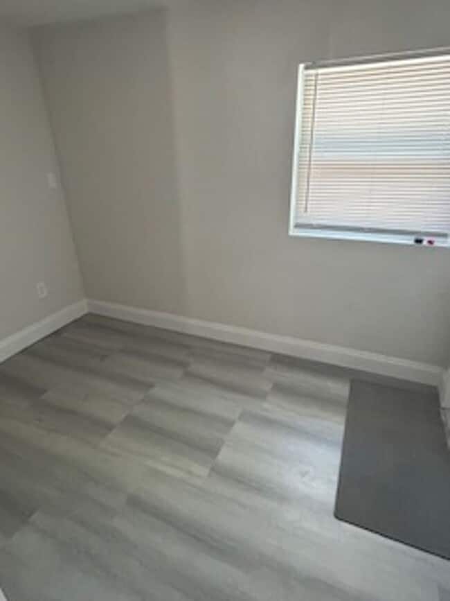 Building Photo - Quaint 1/1 apartment