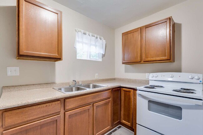 Building Photo - "Charming 2-Bedroom Duplex with Full Bath in Wichita – Cozy 672 Sq Ft Gem at 4910 E Gilbert!"