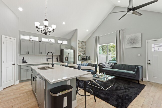 Building Photo - 5607 Bacher St