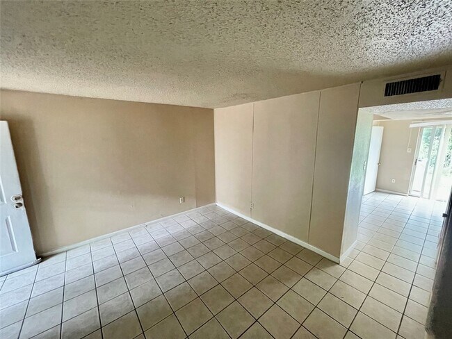 Building Photo - 702 Hargest St