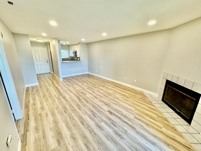 Building Photo - Beautifully Upgraded 2-Bedroom Condo in La...