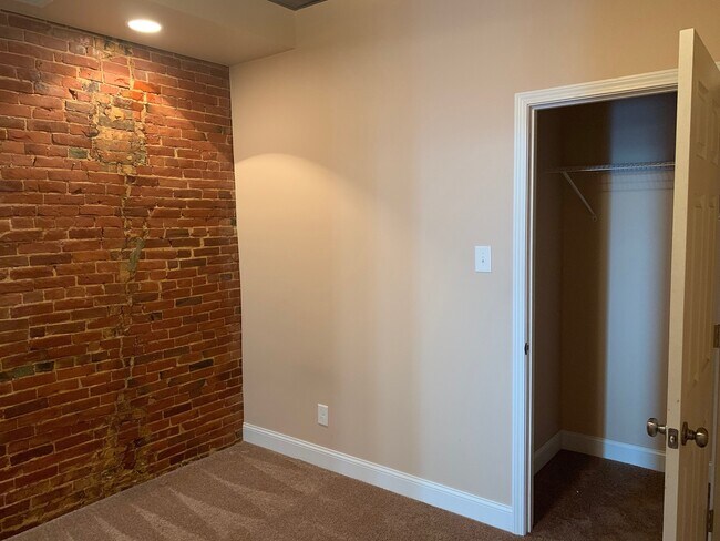 Building Photo - 405 Hampshire St