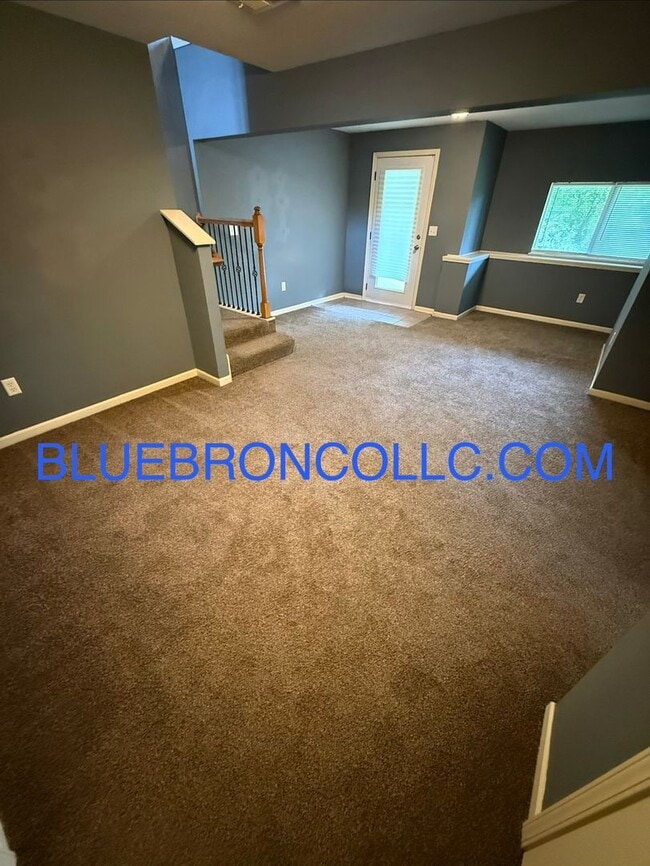 Building Photo - Spacious unit with Beautiful hardwood floors and nice touches throughout!