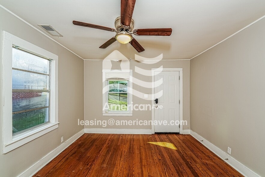 Building Photo - 707 19th St S