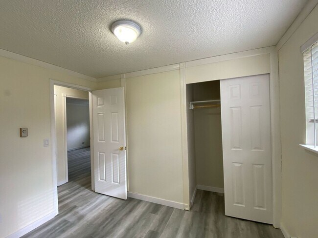 Building Photo - Newly Renovated 3 Bedroom home in Mount Ve...