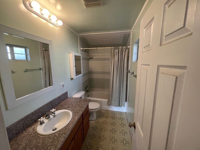 Building Photo - 3 Bed 2 Bath Home!