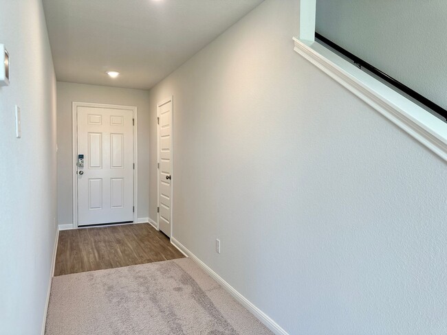 Building Photo - $500 OFF FIRST MONTHS RENT