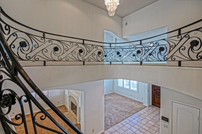 Building Photo - VERY SPACIOUS, BRIGHT & AIRY HOME W/ UNIQU...