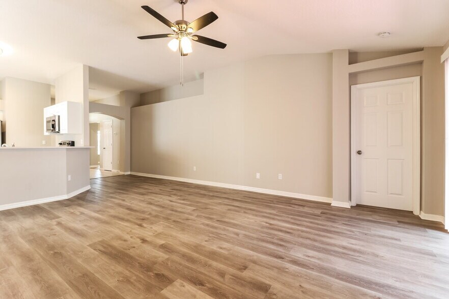Building Photo - 3304 Pin Oak Ln