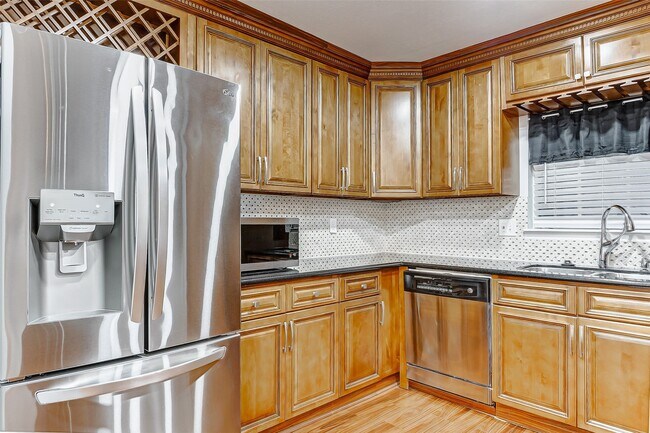 Building Photo - 7600 Burgoyne Rd