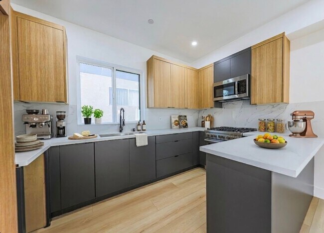 Building Photo - 1237 N Orange Dr