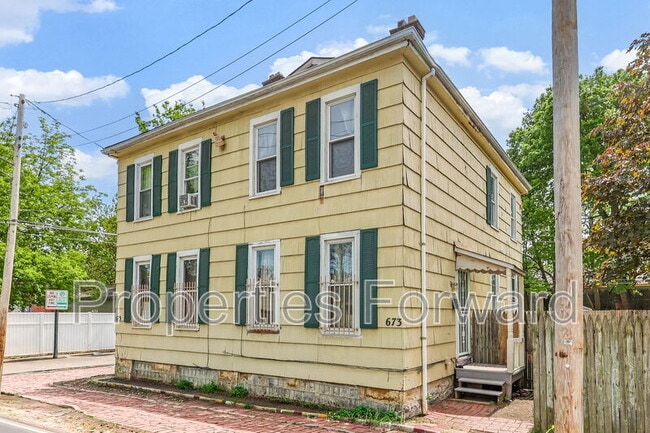 Building Photo - 673 E Sycamore St