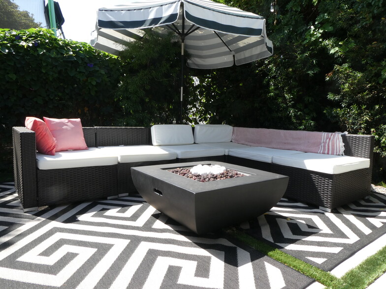 Private yard with fire pit - 9044 Carson St