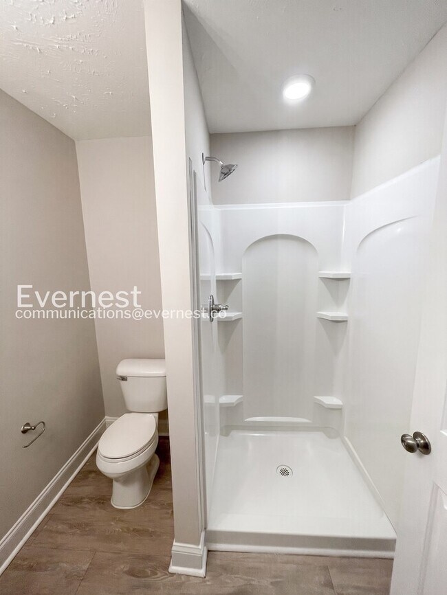Building Photo - 3 Bed/3 Bath Townhome with Off-Street Parking / Pet-Friendly / Vouchers Accepted / Available Now!