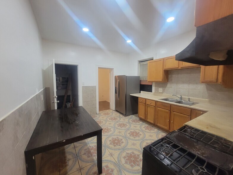 Kitchen - 1905 N Pulaski Rd