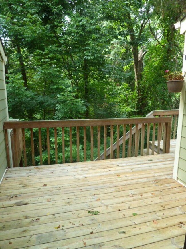 Building Photo - Lovely, updated 2br in Weatherhill. Great location & Carrboro charm!