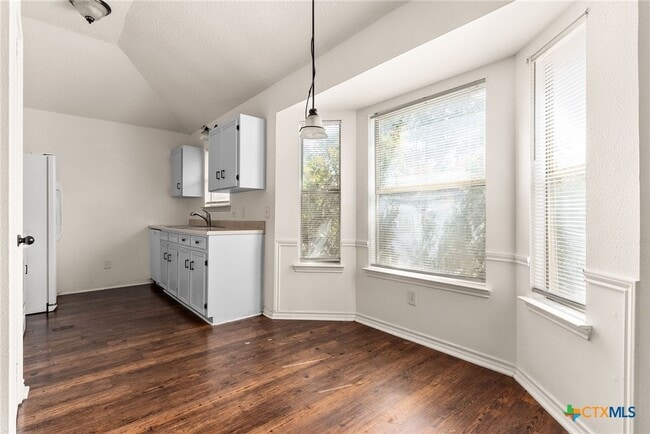 Building Photo - 2702 Hemlock Dr