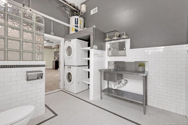 Building Photo - 3363 E Commerce St