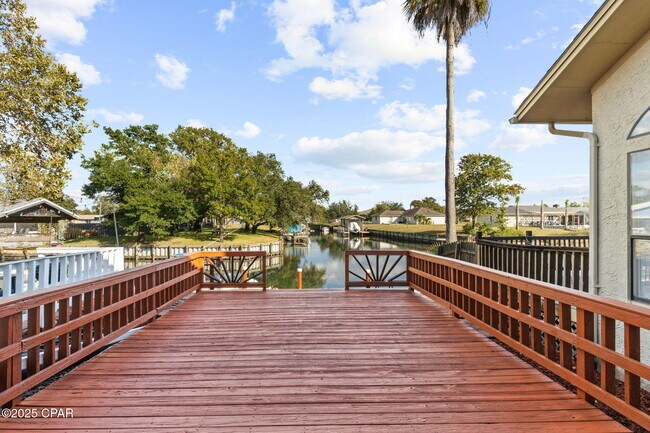 Building Photo - 1335 Capri Dr