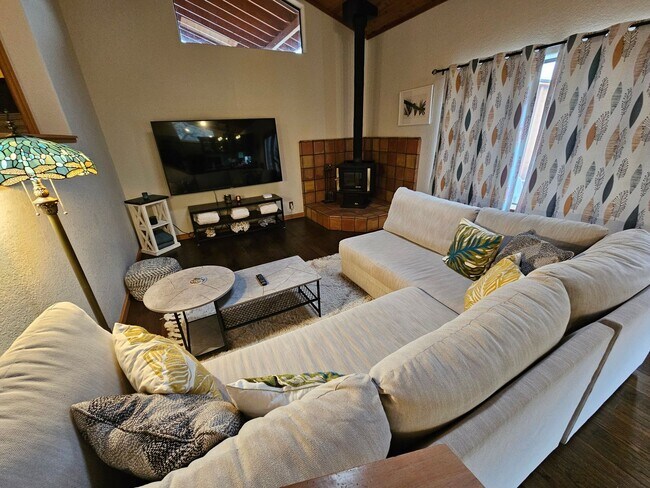 Building Photo - Beautiful retreat - Garbage and Internet included