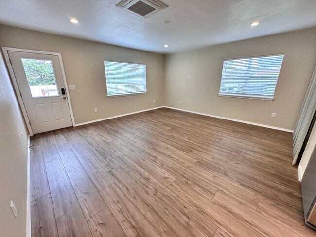 Building Photo - Coming Soon! 1 Bedroom 1 Bathroom with Ref...