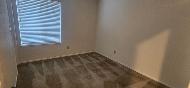 Building Photo - 4 Bedroom Home in Elk Grove