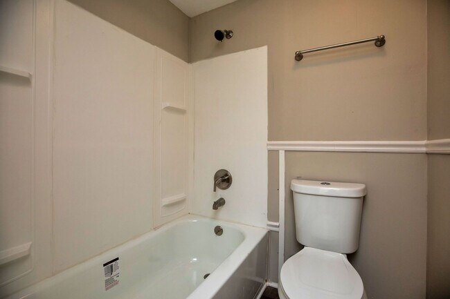 Building Photo - ** 4 Bed 2 Bath located in Ridgefield **Call 334-366-9198 to schedule a self tour